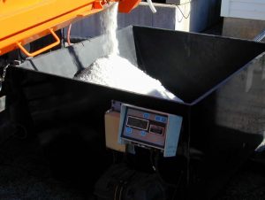 Spreader dispensing salt into scale during calibration